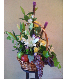 Nuestra canastilla ms sana. Un regalo para compartir con todos los presentes en el hospital.<br>
La cesta est compuesta por flores cortadas combinadas artsticamente con frutas de temporada de calidad superior para su consumo. 