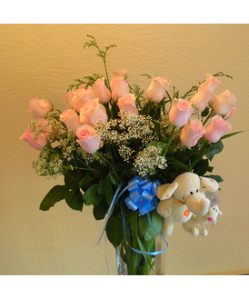 Un clsico que no pasa de moda, las rosas.
En este caso rosas de tallo largo ( rojas o blancas) en jarrn de cristal, acompaadas de un simptico peluche.
Se Incluye:<br>
- Dos docenas de rosas<br>
- Jarrn de cristal<br>
- Un divertido peluche<br>