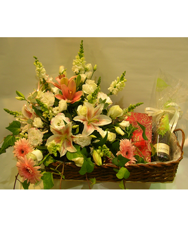 Una cesta perfecta para celebrar tan feliz acontecimiento. Unas flores que alegran y decoran cualquier estancia, una caja de bombones para endulzar el momento y una botella de Mot & Chandon para brindar por el recin llegado.
La canastilla incluye:<br>
- Flores variadas<br>
- Caja de bombones<br>
- Botella de Mot & Chandon<br>