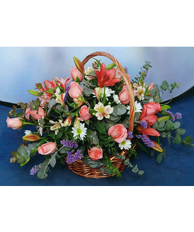 En esta cesta se combinan perfectamente rosas y otras flores para dar color y alegra a cualquier estancia.<br>
Un regalo que siempre queda bien.