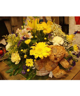 Un alegre y colorido centro de flores para ese momento tan especial que queda bien en cualquier sitio.
El centro incluye:<br>
- Lilium, gerberas, margaritas, etc.<br>
- Un divertido peluche<br>