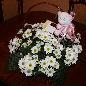 Sencilla y bonita cesta de margaritas que darn alegra a cualquier estancia.
Se incluye:<br>
- Una cesta de margaritas<br>
- Un simptico peluche<br>