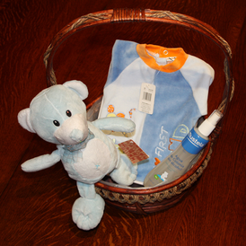 Una coqueta canastilla con varios regalos para el recin nacido.
La canastilla incluye:<br>
- Un pijama<br>
- Una colonia mustela<br>
- Un divertido peluche<br>
- Disponible en los colores azul, rosa o neutro<br>