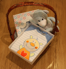Esta canastilla incluye:<br>
- Cesta con dos pijamas para el beb<br>
- Un simptico peluche<br>
- Disponible en los colores azul, rosa o neutro<br>