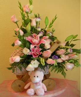 Una original canastilla de preciosas flores cuya base es un carrito para bebs realizado en madera y mimbre. Un regalo muy original con ese toque diferenciador que siempre gusta.
La canastilla incluye:<br>
- Cesta en forma de carricoche<br>
- Flor cortada a base de rosas y otras flores<br>
- Un divertido peluche<br>
- A elegir entre los colores azul, rosa o neutro.<br>