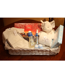 Completa canastilla con varios regalos para el beb y una caja de bombones para endulzar a la mami y a los presentes.
Esta canastilla incluye:<br>
- Unos patucos<br>
- Un pijama para el beb<br>
- Un set de productos Mustela para el recin nacido<br>
- Un simptico peluche<br>
- Una caja de bombones<br>
- A elegir entre los colores azul, rosa o neutro<br>