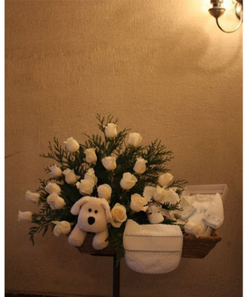 Una elegante canastilla decorada con un bonito centro de rosas blancas. La cesta cuenta adems con un set de regalos para el recin nacido.
La canastilla incluye:<br>
- Traje de perl<br>
- Dos baberos<br>
- Unos patucos<br>
- Un peluche<br>
- Disponible en los colores azul, rosa o neutro.<br>