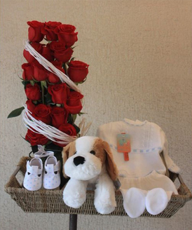 Una canastilla completa y elegante perfecta para ese momento tan especial. Una atractiva cesta con un precioso centro de rosas rojas y varios regalos para el recin nacido.
La canastilla incluye:<br>
- Traje de perl<br>
- Patucos<br>
- Un simptico peluche<br>
- A elegir entre los colores azul, rosa o neutro<br>